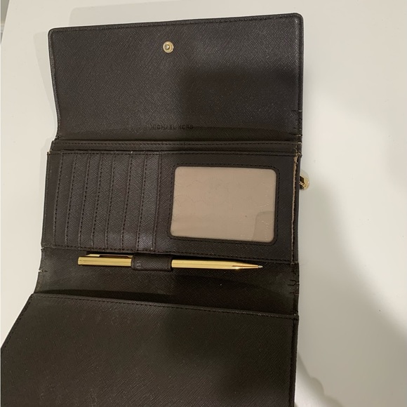 Michael Kor Vintage 2013 Satchel Purse with matching wallet. - Picture 7 of 8